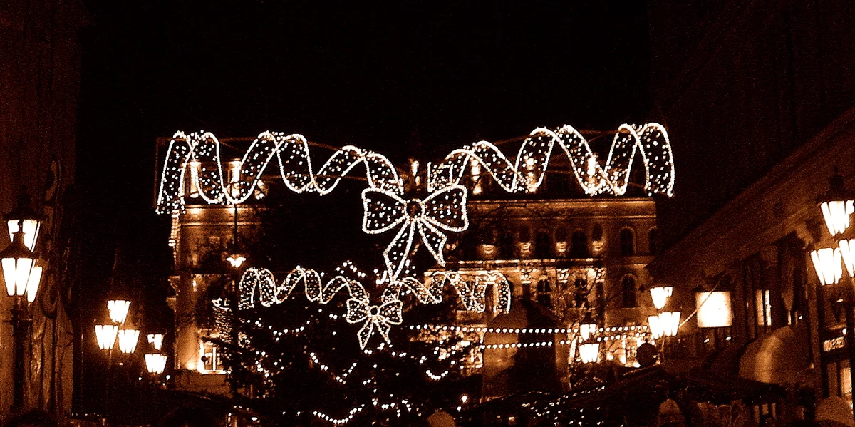 Christmas lights over the Vörösmarty Square market at night during the Budapest Christmas market dates